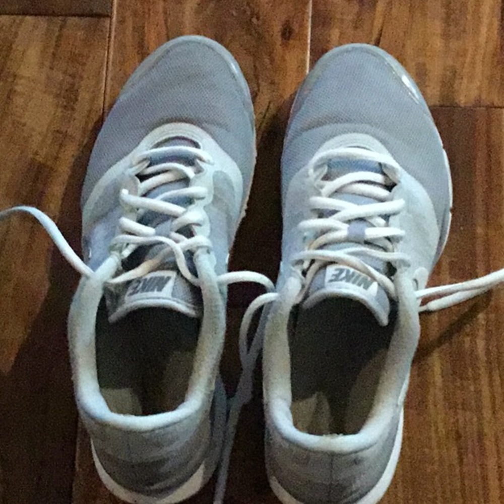Tennis shoes